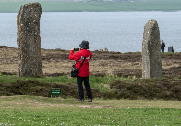 Kreuzfahrtgast fotografier den Ring von Brodgar auf den britischen Orkney-Inseln